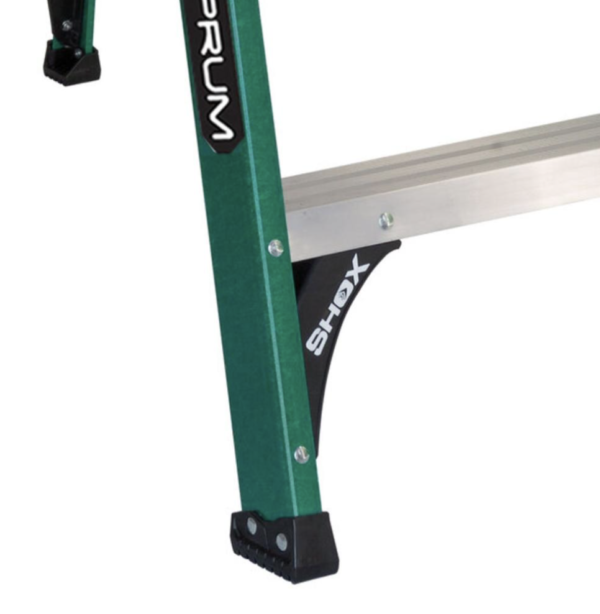 Toma del sistema de seguridad de patas para no derrapar que contempla este modelo de escalera de fibra de vidrio tipo tijera.